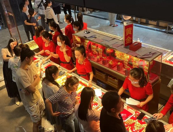 蚂蚁配资 金价震荡回落，多家品牌金店足金报价重回9字头